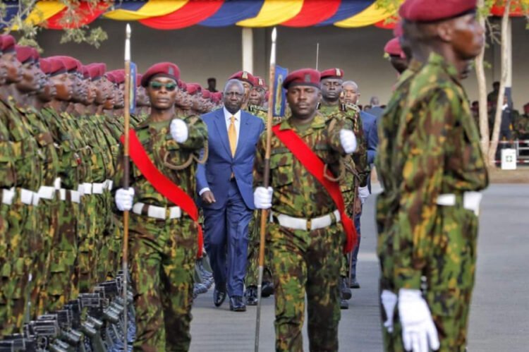 Le Kenya à l’attaque, William Ruto passe le Drapeau aux 400 officiers qui arrivent en Haïti