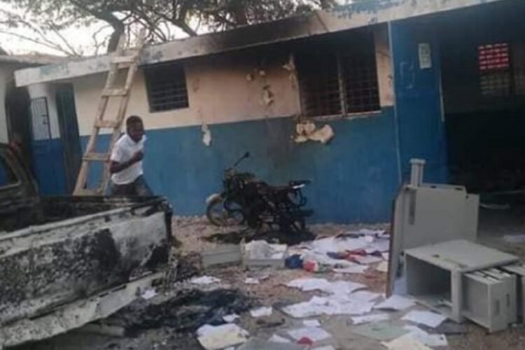 Les  400 Mawozo  incendient le commissariat de Ganthier défiant le Gouvernement et la PNH