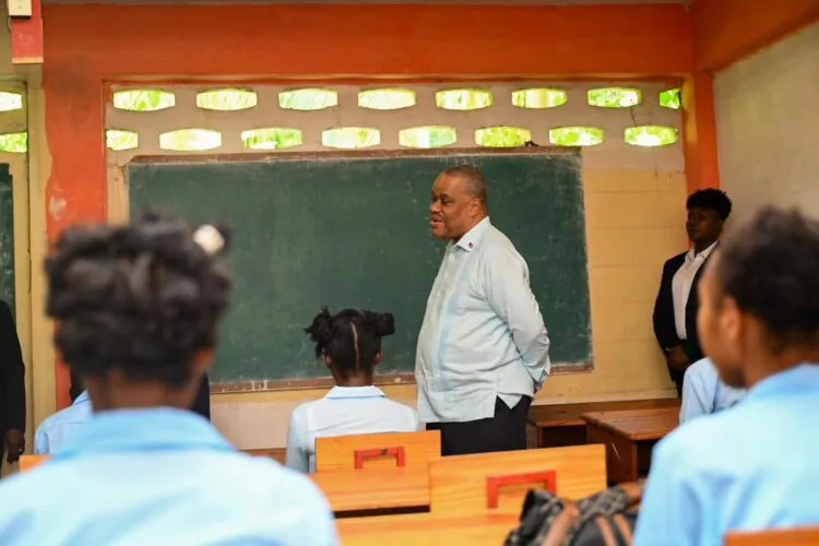 Garry Conille lance l’année scolaire (2024-2025) en pleine crise aiguë
