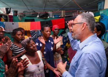 Incapable de garantir la sécurité des citoyens, Alix Didier Fils-Aimé se transforme en « visiteur des déplacés »