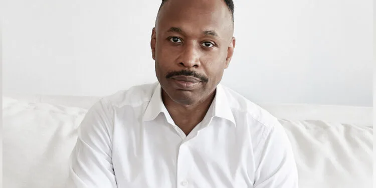Le Dr Herriot Tabuteau, fondateur d’Axsome Therapeutics et nouveau milliardaire du classement Forbes 2025, posant dans un cadre professionnel