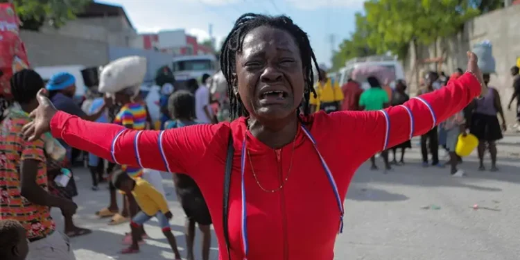 Une femme pleure alors que d'autres personnes fuient Port-au-Prince en raison de la violence