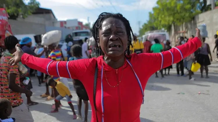 Une femme pleure alors que d'autres personnes fuient Port-au-Prince en raison de la violence