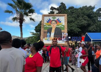 Cap-Haïtien : l’image de l’ancienne Ministre des Affaires Étrangères, Dominique Dupuy, au cœur de la fête du Drapeau