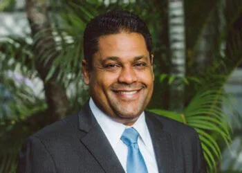 El viaje de Laurent Saint-Cyr a Londres: una puesta en escena para el consumo interno