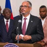 L’Hôtel Oloffson réduit en cendres à Port-au-Prince après un incendie criminel, symbole de l’insécurité persistante en Haïti.