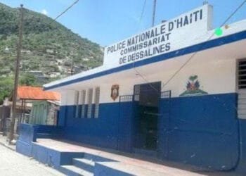 Le commissariat de Marchand Dessalines incendié, les gangs défient l&rsquo;État en toute impunité