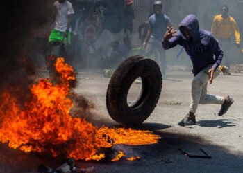 Hausse des prix du carburant : la colère monte à Delmas, chauffeurs et motards durcissent le mouvement de protestation