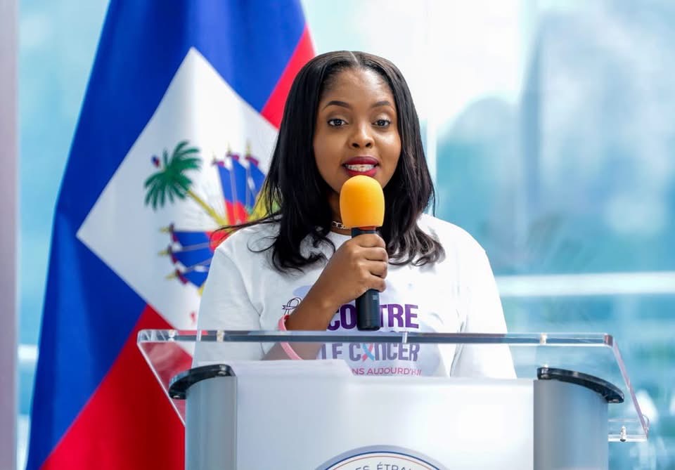Une intervenante prend la parole lors d’une journée de sensibilisation au cancer du sein à la Chancellerie haïtienne