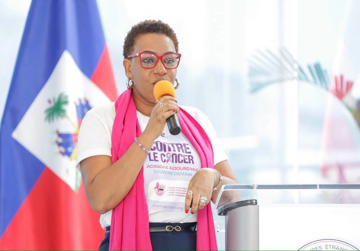 Intervenante portant une écharpe rose et s’exprimant lors de la campagne Octobre Rose au MAEC