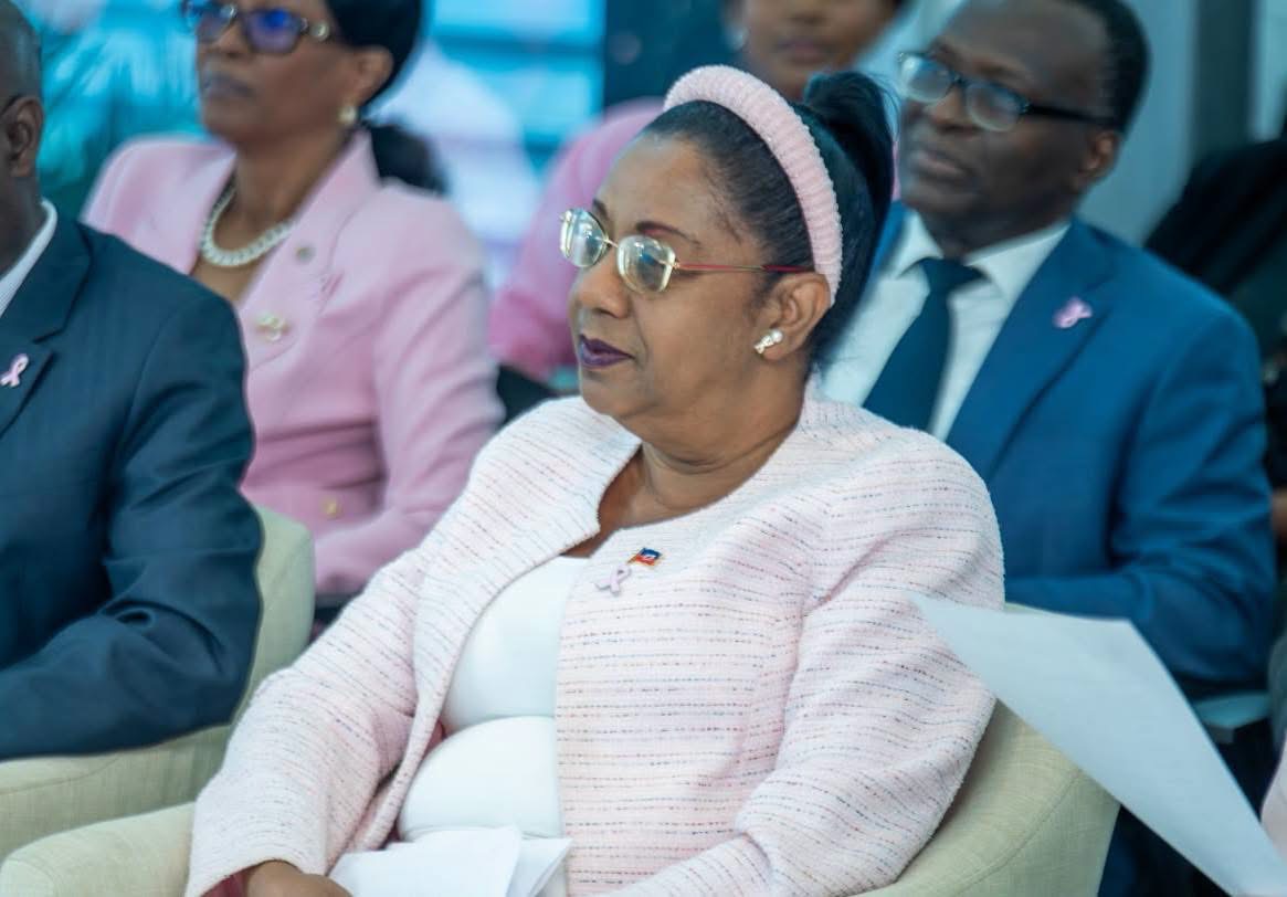 Participante vêtue de rose assistant à la journée de sensibilisation au cancer du sein à la Chancellerie haïtienne
