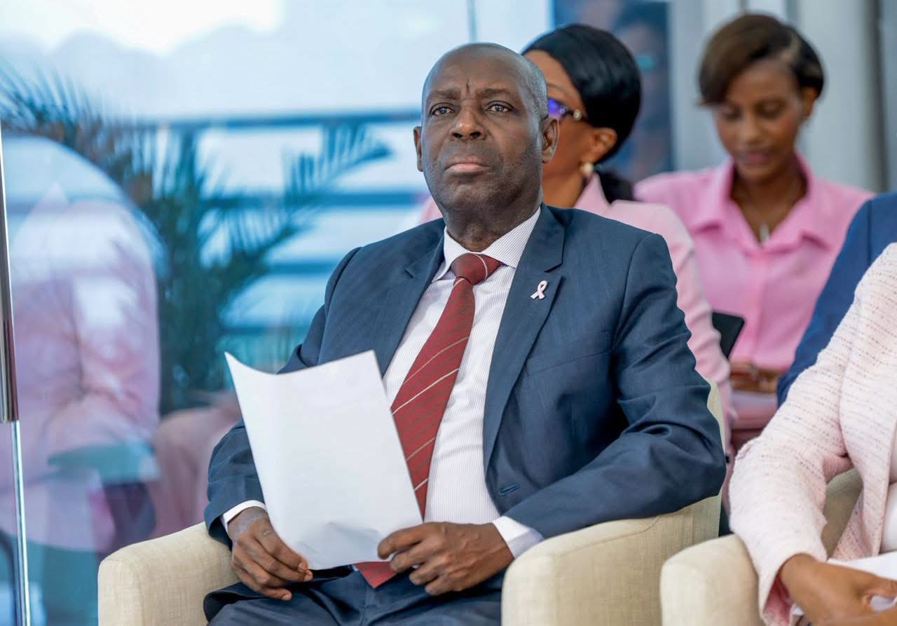 Participant en costume assistant à la journée Octobre Rose organisée au ministère des Affaires étrangères d’Haïti