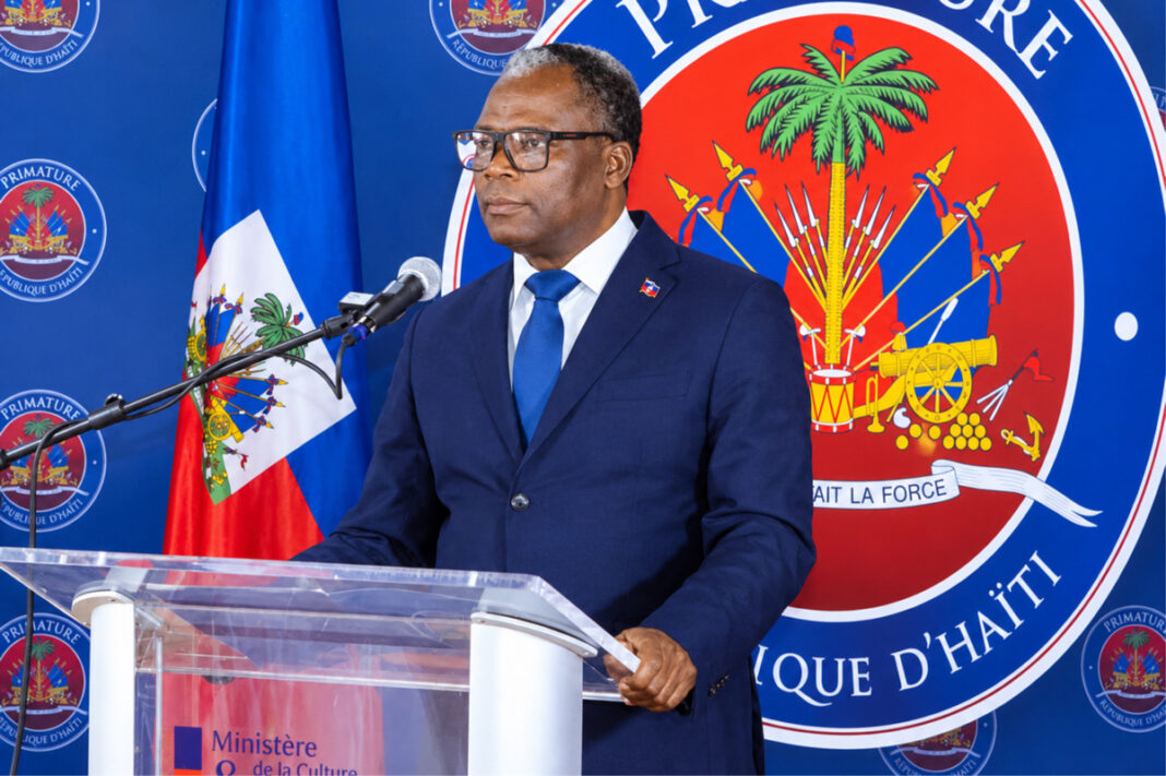 Pythagore Dumas lors d’une intervention officielle devant les symboles de la République d’Haïti.